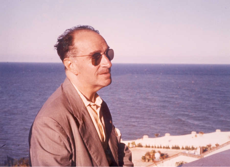 Joaquín Rodrigo junto al Mar Mediterráneo en el Faro de Cullera, Valencia (1969)