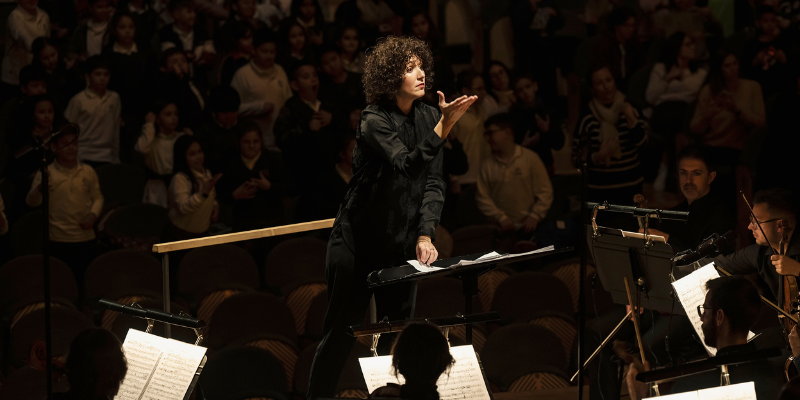 Beatriz Fernández frente a la Deutsches Symphonie-Orchester Berlin